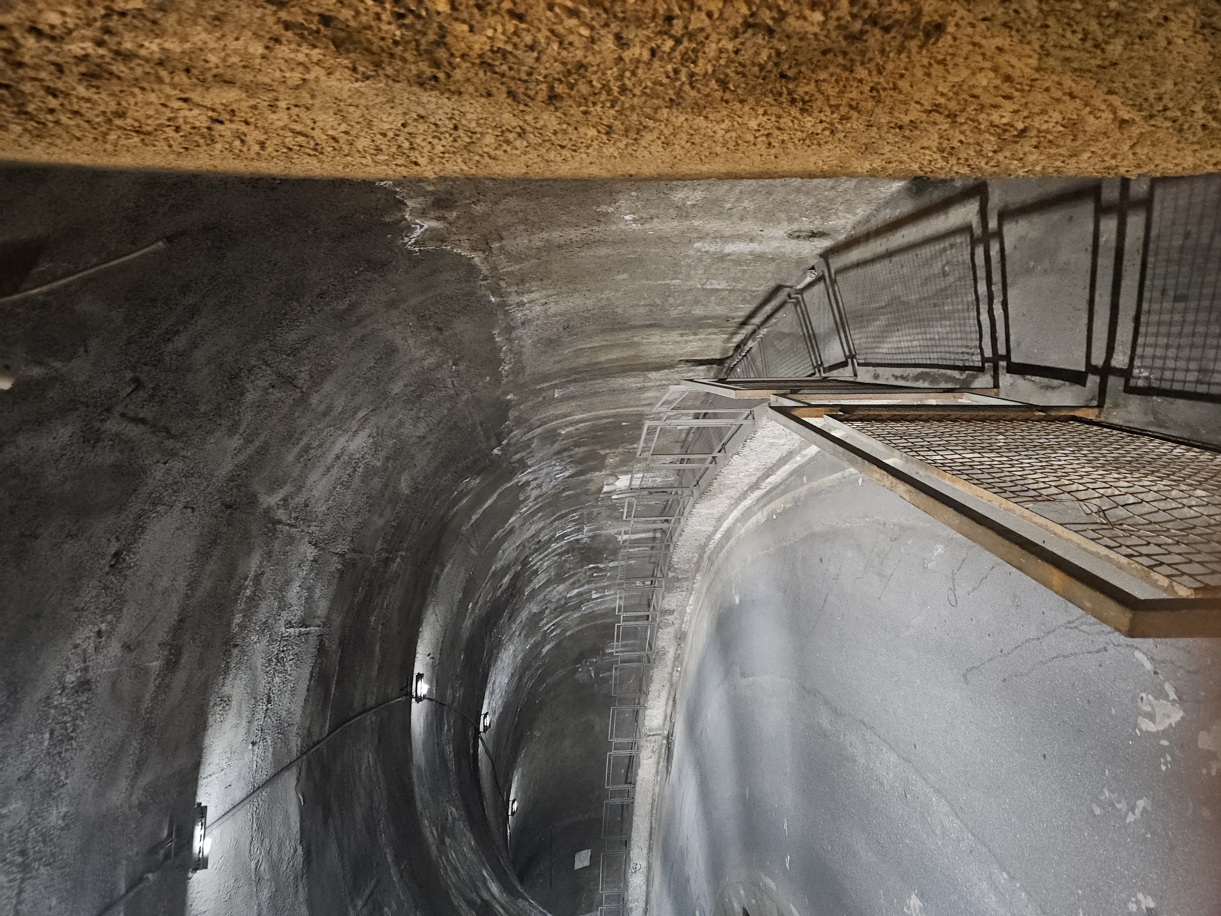 Entrada do túnel que dá acesso ao outro lado da rua em frente ao Ponteio.